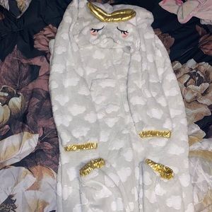 Comfy Fuzzy angel sleep onesie size: XL NEVER BEEN WORN. brand new with tags.